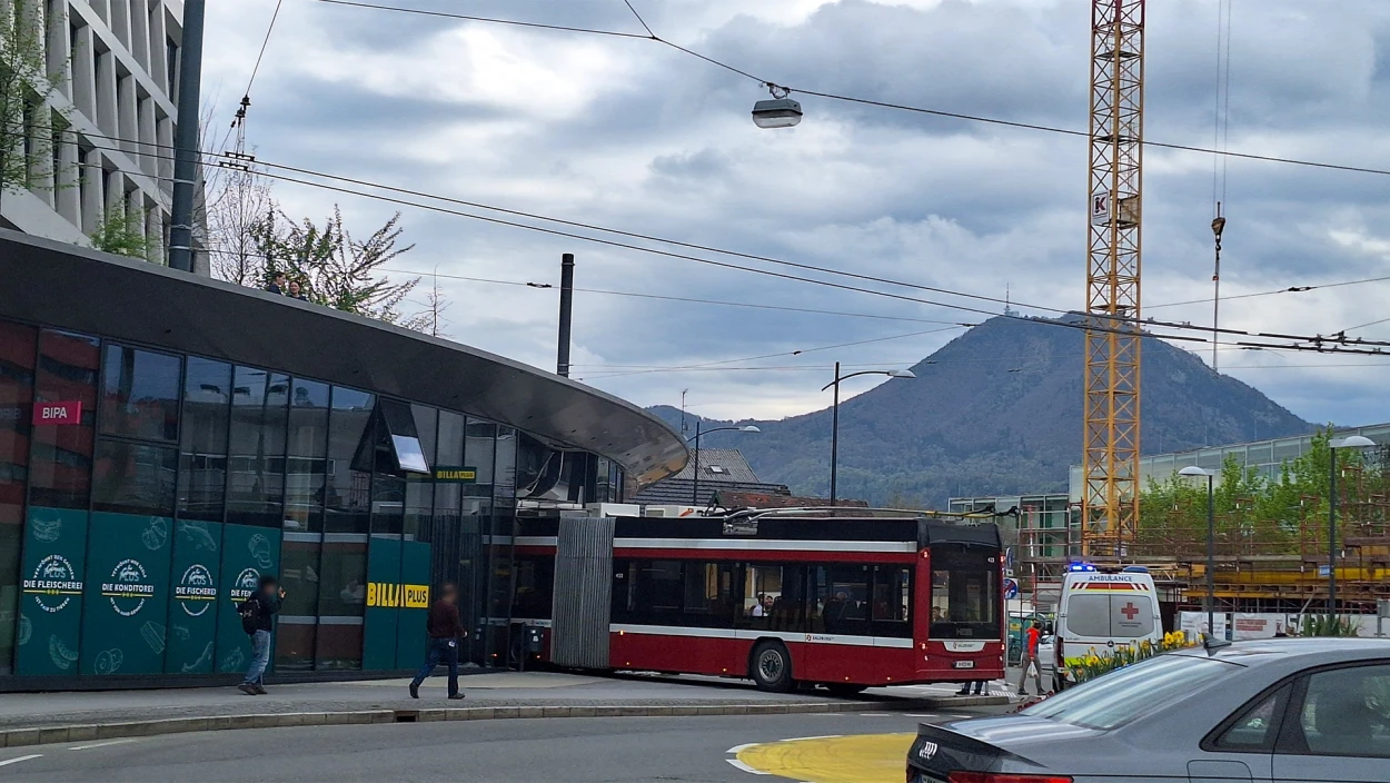 Bus prallt in Supermarkt: Die Meldungen vom 20.04.