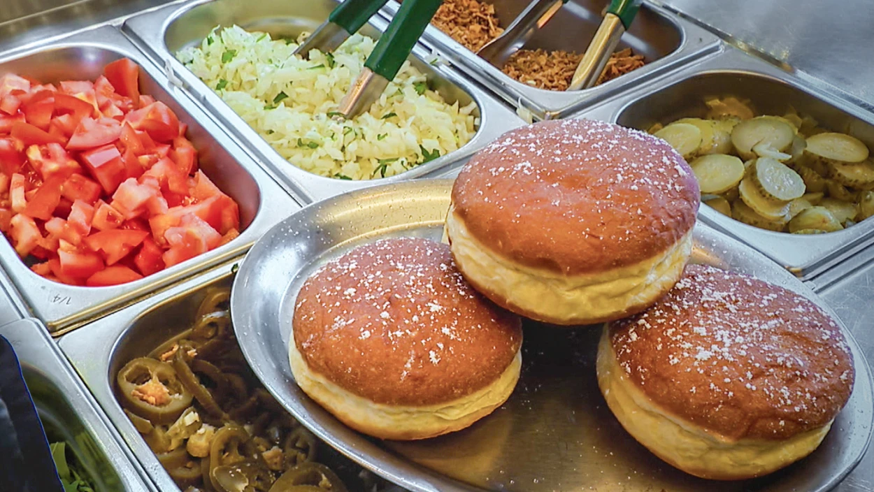 Krapfen-Kreationen zu Fasching: von Weißwurst bis Bosna-Würstel