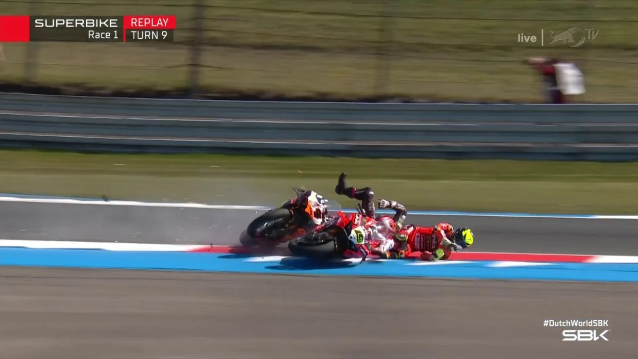 Alvaro Bautista räumt Sam Lowes ab