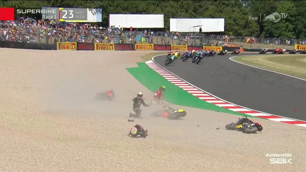 UK Round: Spektakulärer Start-Crash in Rennen 1