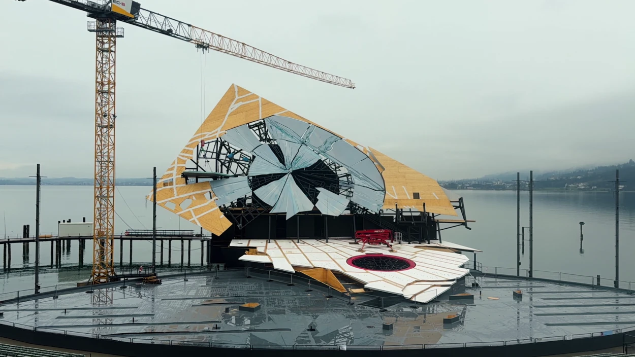 Gigantischer Spiegel: XXL-Scherbenhaufen bei den Bregenzer Festspielen