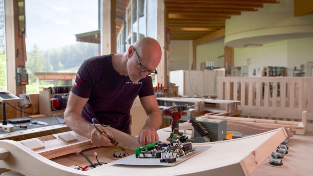 Vom Tischler zum Klangpionier: Tiroler erfindet Körperschallliege für Körper und Seele