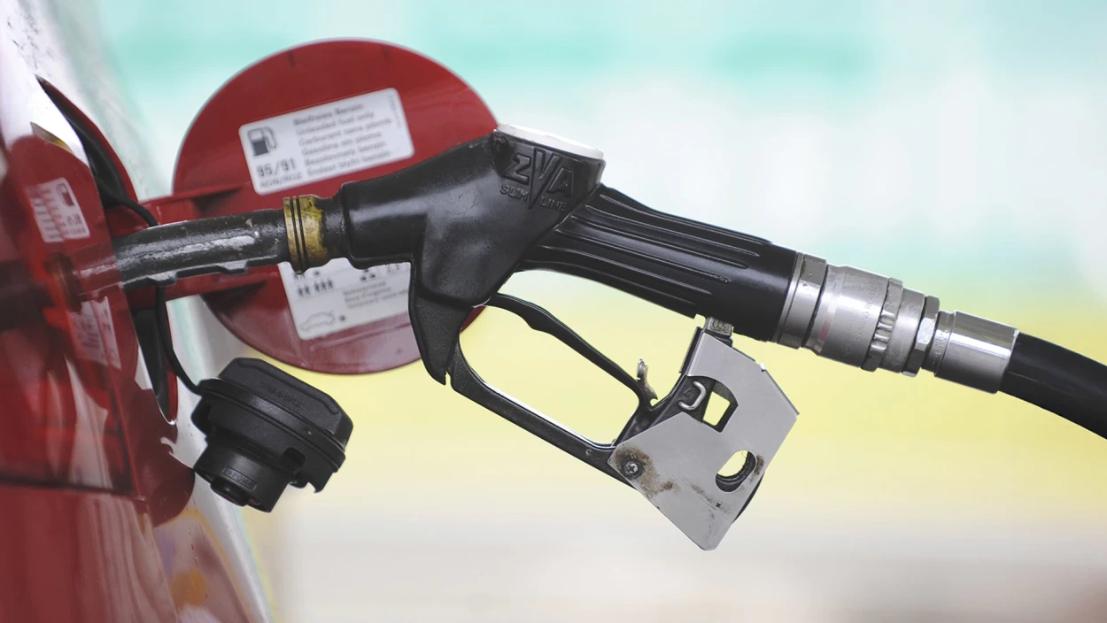 Hohe Spritpreise: Regierung stoppt tägliche Erhöhungen – Autofahrer warten auf mehr