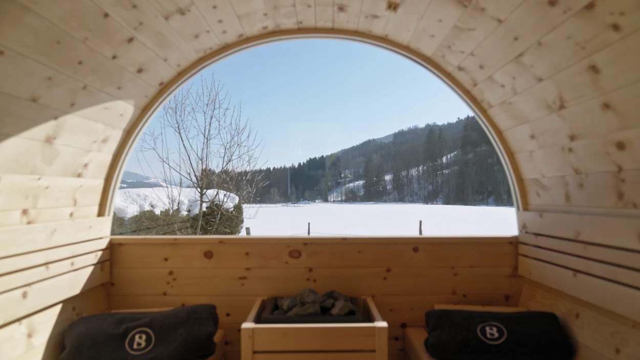 Wohlig warm durch den Winter: Entspannen in der Fasssauna