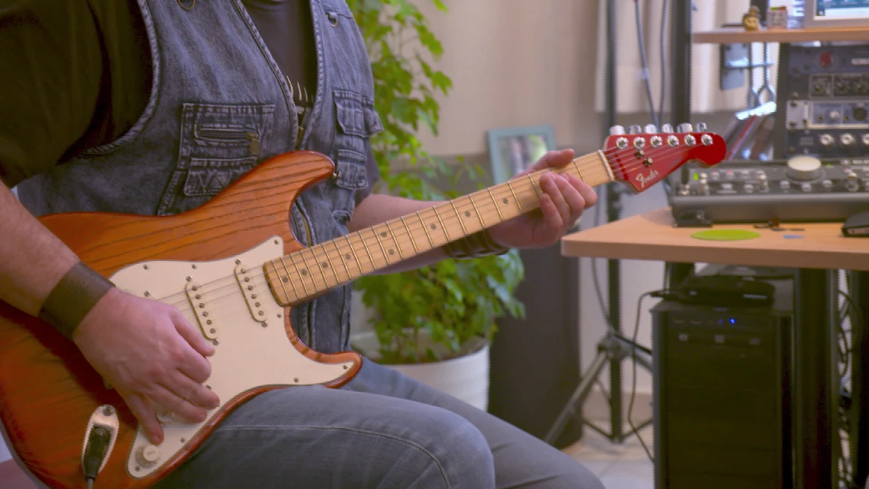 Kärntner baut eigene E-Gitarren: Marco Caruso schnitzt Instrumente aus heimischem Holz
