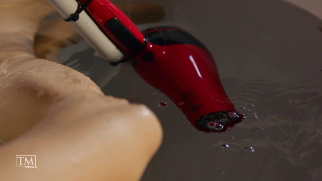Was passiert, wenn der Föhn in die Badewanne fällt?