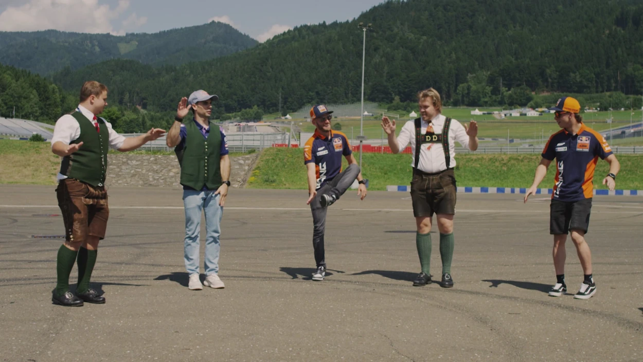 MotoGP meets Volkskultur: Schuhplatteln mit den Motorrad-Stars