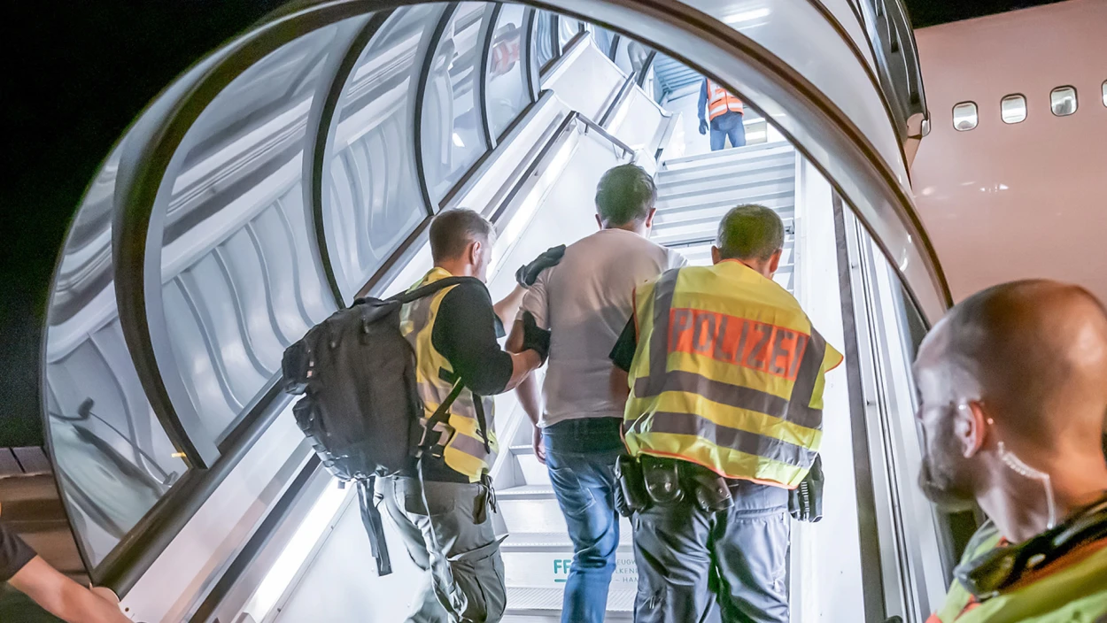 Randale an Bord: Abschiebung in Flieger eskaliert
