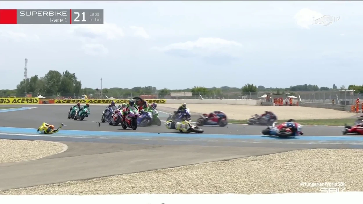 Hungarian Round: Massensturz in Rennen 1