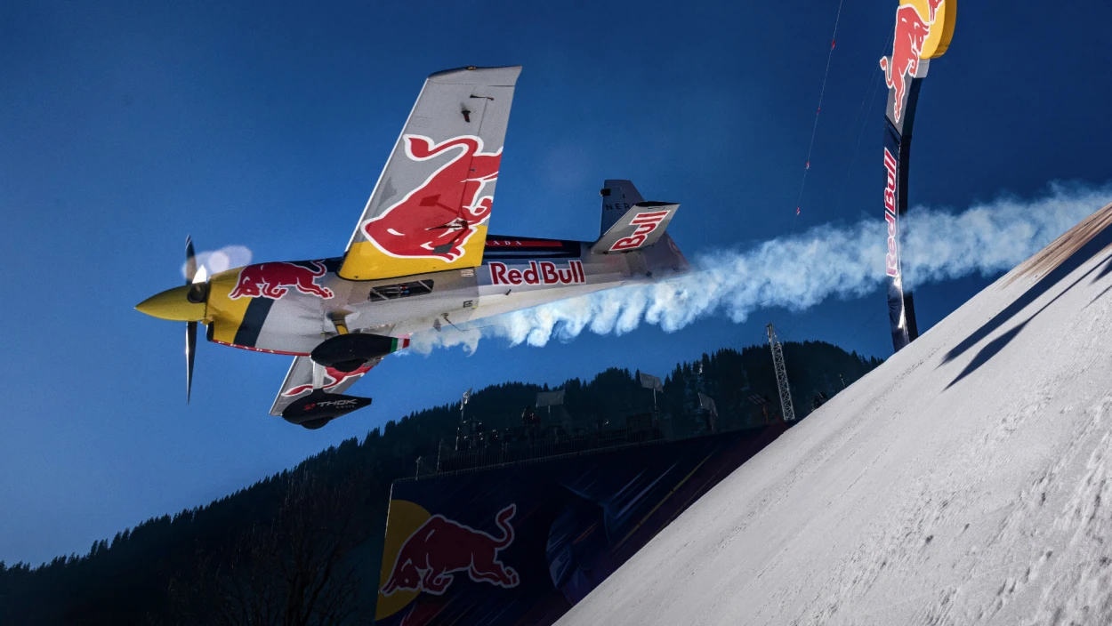 Wahnsinn! Dario Costa rast im Flugzeug über die Streif