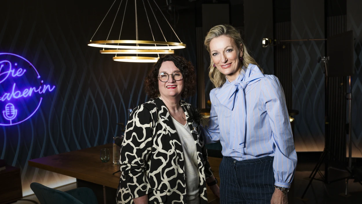 Mit Monika Gruber und Bestatterin Iris Menzinger