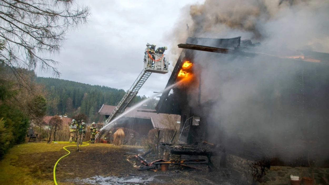 Dramatischer Brand in Tirol: Haus einer 80-Jährigen wird in Kitzbühel zerstört