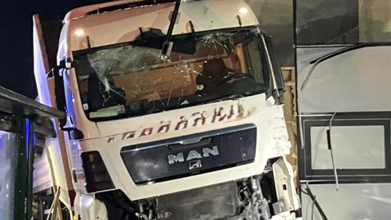 Voller Wucht in die Fassade: Kreisverkehr-Unfall mit Laster in Eugendorf