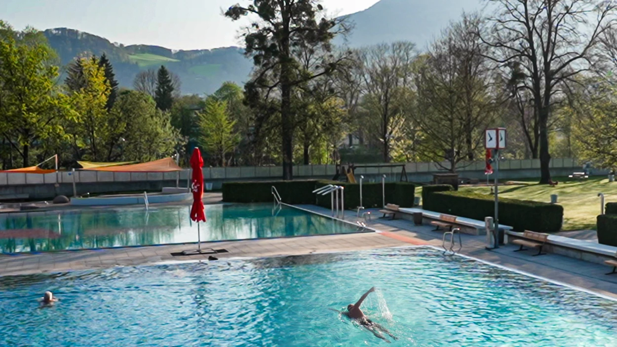 „Keine Warmduscher!“: Mutige Schwimmer trotzen der Kälte in Salzburg