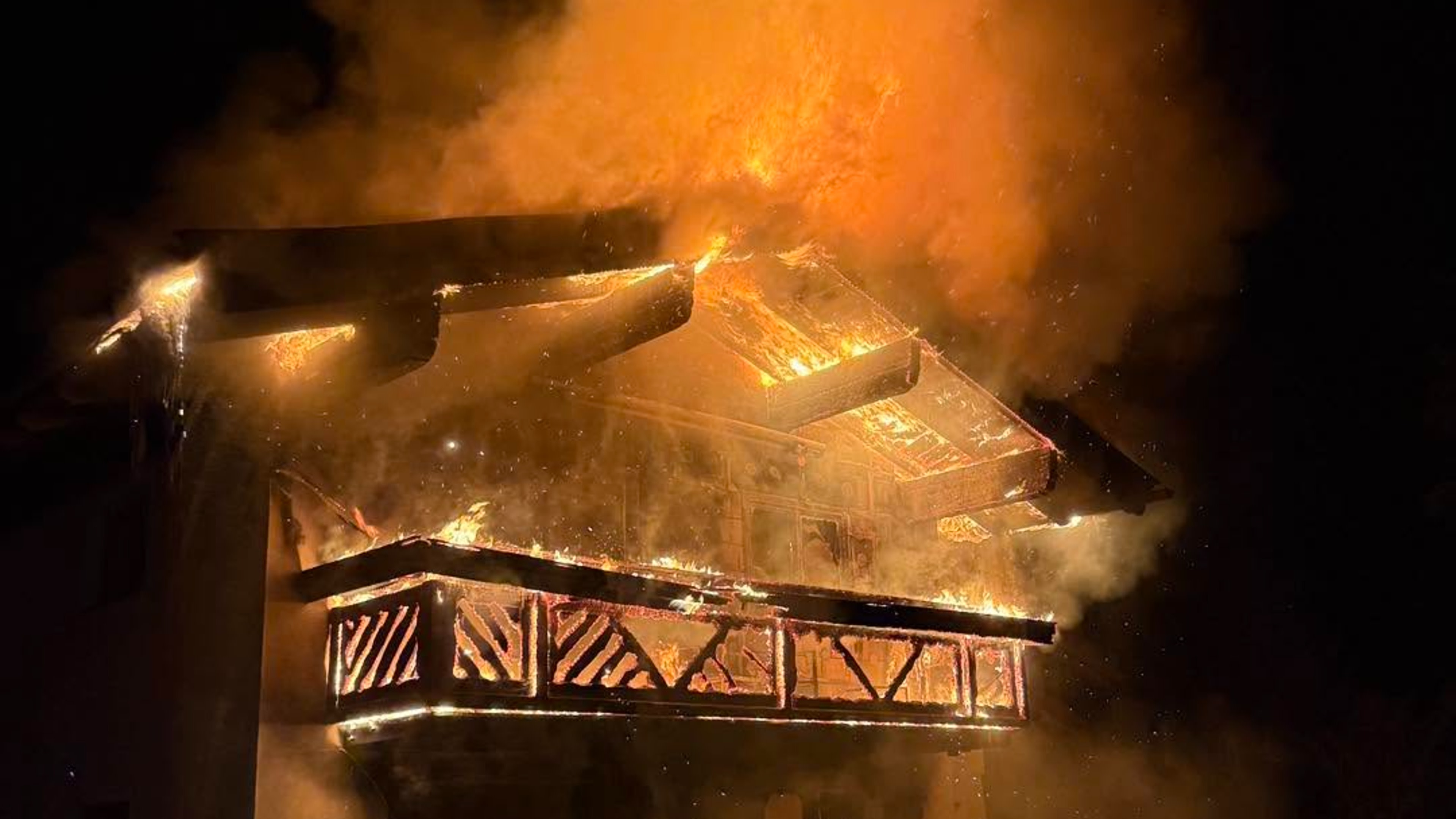 Hausbrand in Leogang mit vier Verletzten | Servus um 3