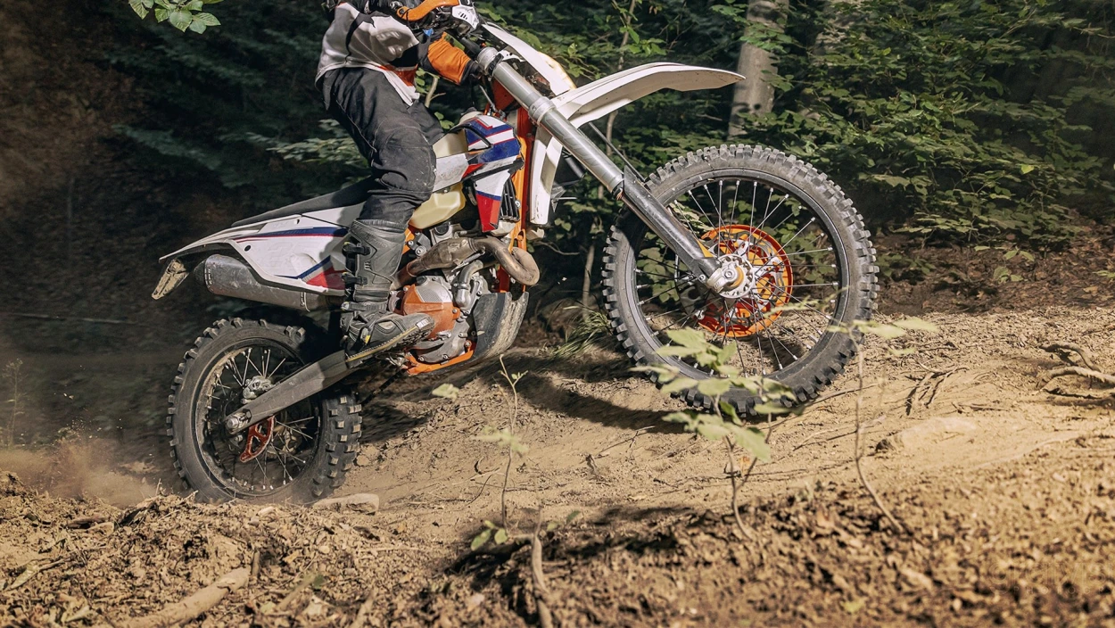 Zusammenprall mit Todesfolge: Polizei ermittelt nach Motocross-Unfall mit zwei Toten