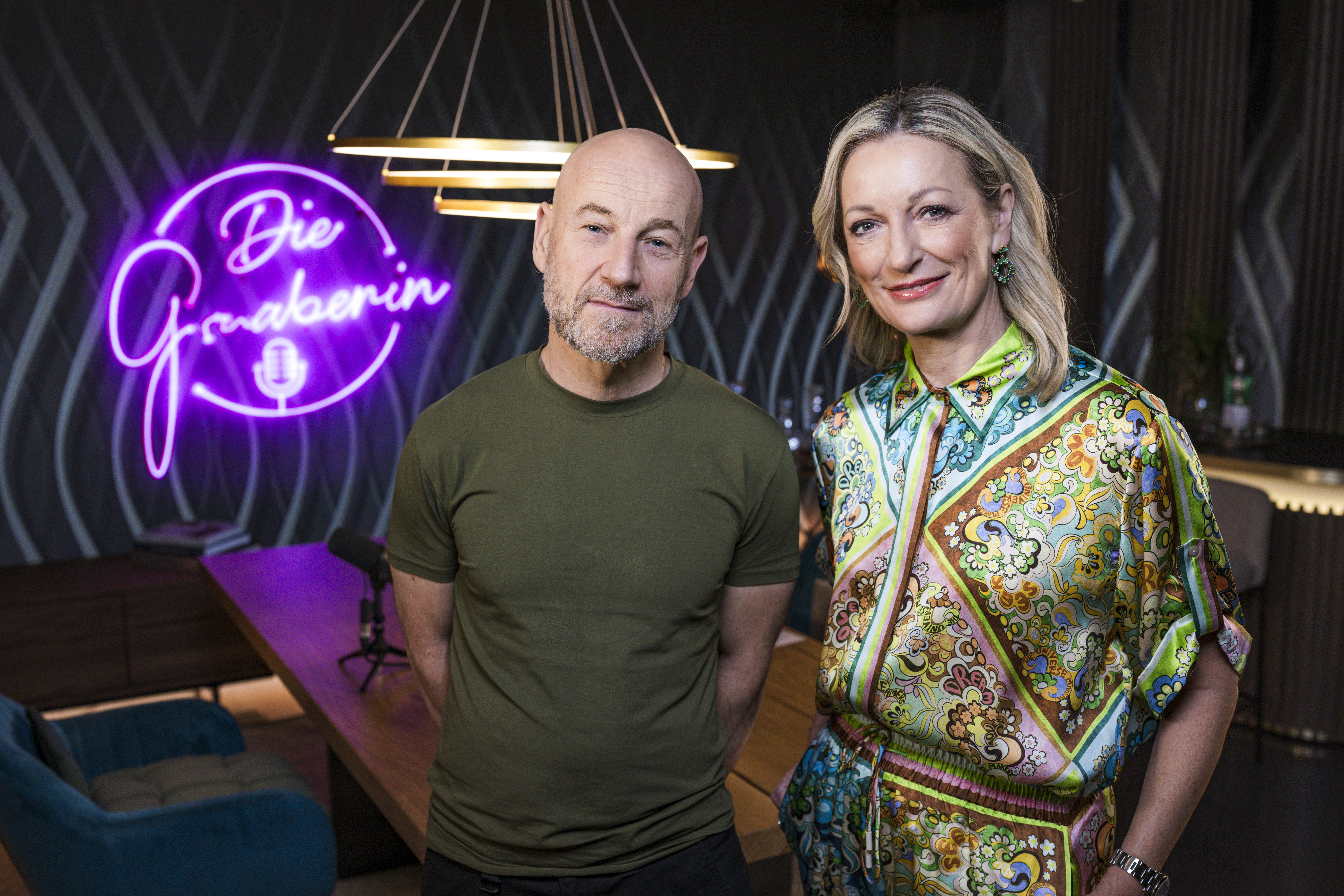 Mit Monika Gruber und Kabarettist Roland Düringer