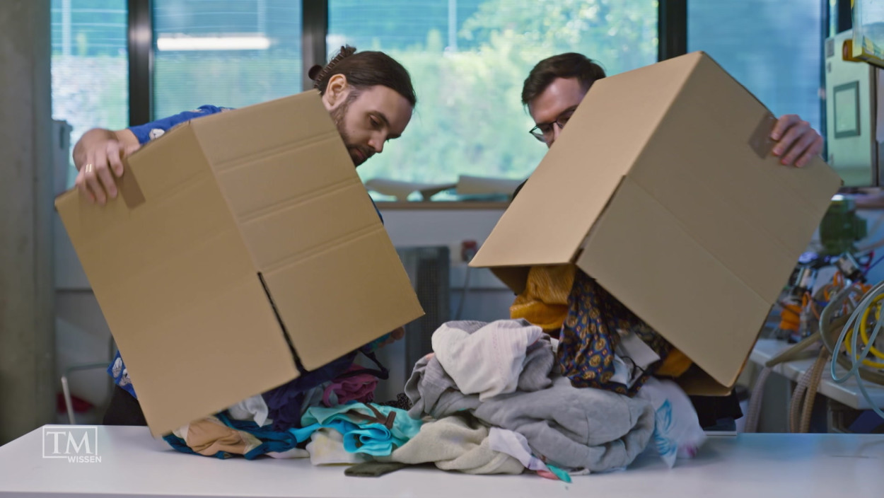 Wie wird aus Altkleidern Papier?