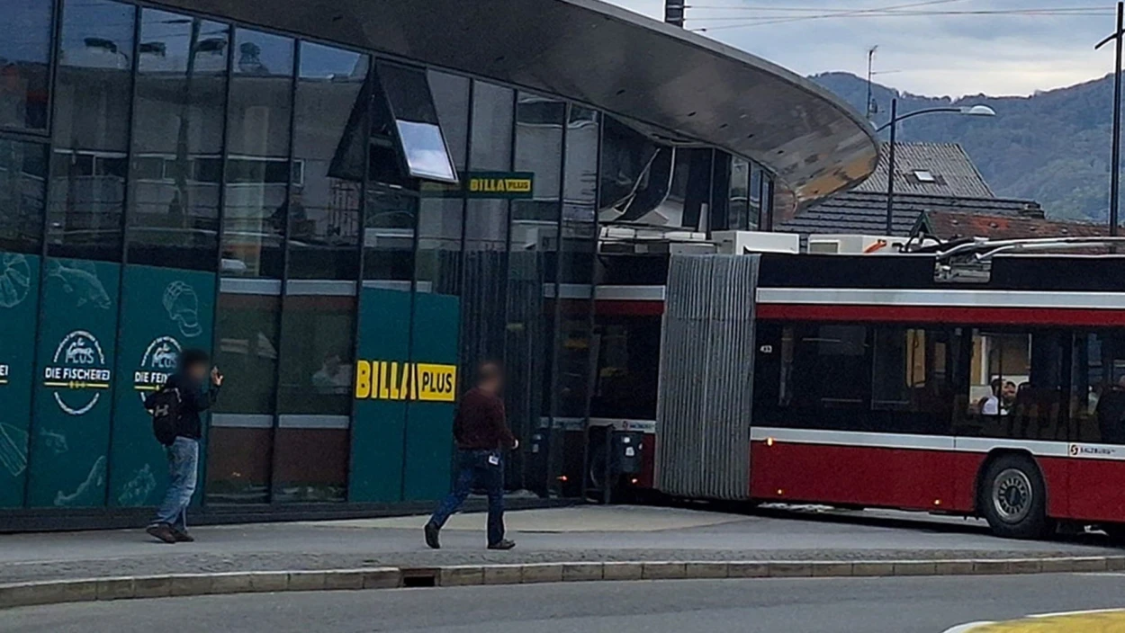 Salzburg: Bus in Supermarkt gekracht
